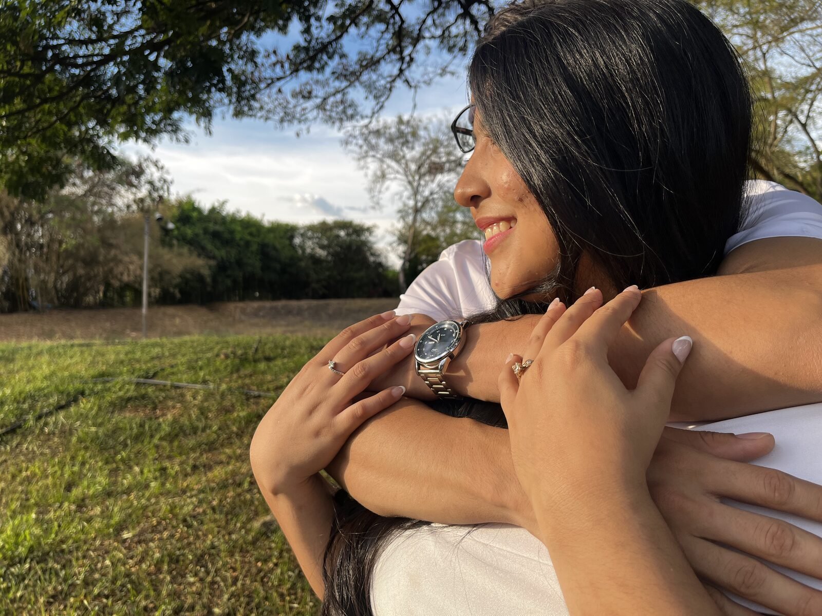 Luisa y Santiago dándose un beso