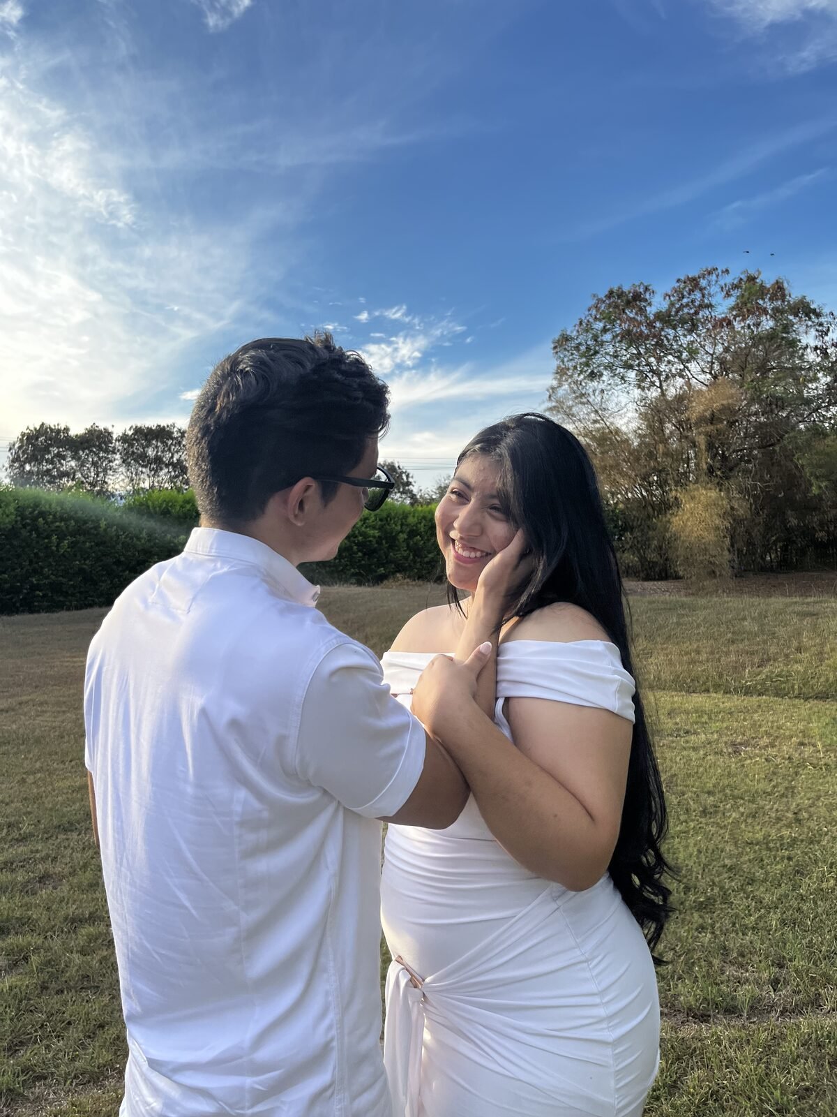 Luisa y Santiago mirándose y sonriendo